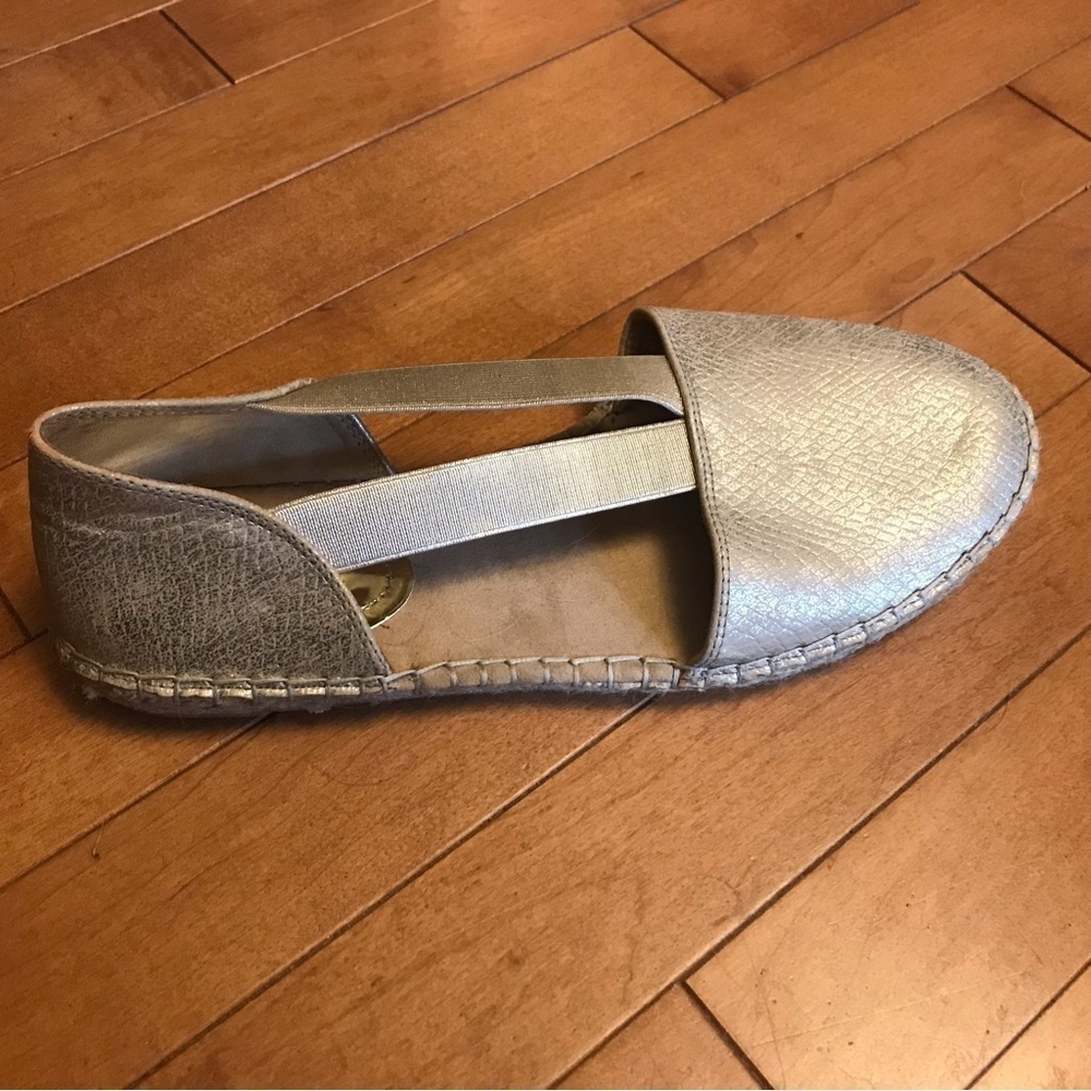 Reaction Kenneth Cole Size 8.5 Rose Gold Closed Toe Elastic Sandals Flats